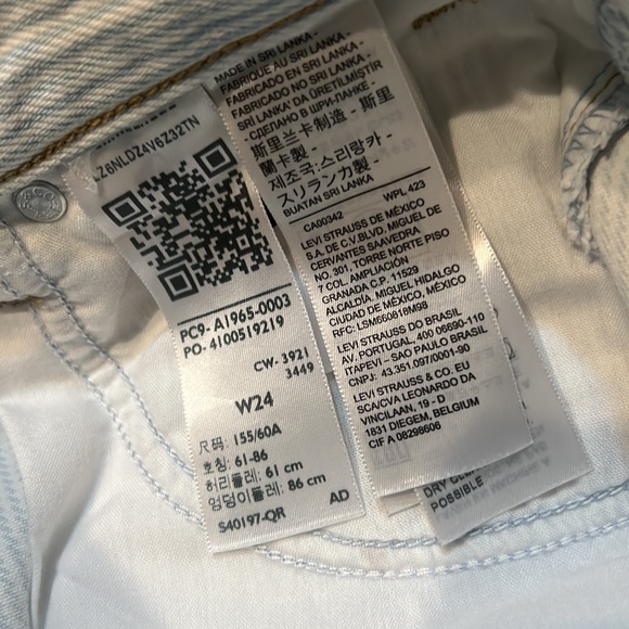 Levi’s High-Waisted Mom Shorts Size 24 Light Blue White Denim Stripey NWT - Picture 7 of 8